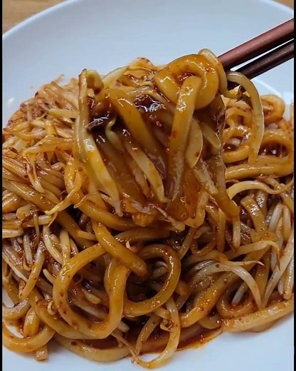 간단한데 맛좋은 숙주 볶음우동(Stir-fried bean sprout udon)