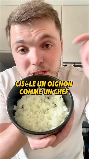 Chop an onion like a pro! 👨🏻‍🍳 #tips #chef