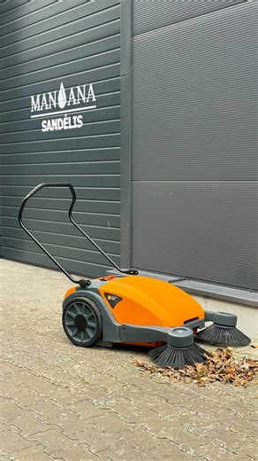 Lengvesnis kiemo ar sandėlio šlavimas su TASKI Balimat 1600 🫧 Kai švara – ne tik patogumas, bet ir įmonės įvaizdžio dalis, švari įvažiavimo aikštelė, tvarkingas kiemas ar sandėlis tampa pirmuoju įspūdžiu apie verslo požiūrį į tvarką, kokybę ir atsakomybę. 👉 TASKI Balimat 1600 – kompaktiška rankinė šlavimo mašina, kuri: • ženkliai pagreitina šlavimo procesą • taupo laiką ir darbo sąnaudas • efektyviai surenka lapus, dulkes, smėlį ir kitas šiukšles • tinka tiek vidaus, tiek lauko darbams Naudoda
