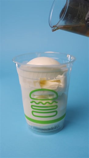 El behind the scenes de nuestra Carajillo Shake. 🔝😎​ ​ Frozen custard de café, mezclado con Licor 43 topping de Espresso en polvo. ​ ​ Disponible en todos los Shacks por tiempo limitado (Excepto Cumbres).​ ​ #ShakeShackMX #ShakeShack | Shake Shack México
