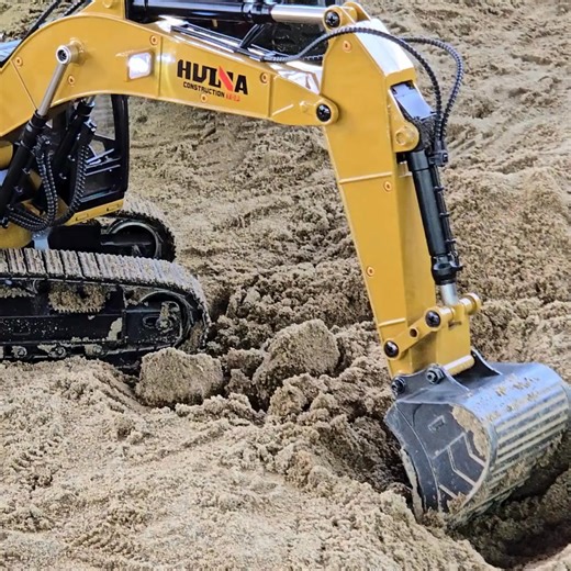 Skip the same old choices. Our crew brings excavators, loaders, and crawlers that kids can actually control. It’s safe, supervised, and crazy fun. | Can U Dig It RC