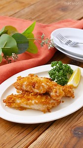 ザクザク衣がやみつき✨「#ささみスティック」このレシピのポイントは↓の投稿文をチェックしてくださいね✨ ---------------------------------- ✍️このレシピのポイントは… ✔️コーンフレークの衣がポイント！ ✔️ザクザク香ばしい✨ ✔️下味にマヨネーズを使用してジューシーに😊 ---------------------------------- ご質問はお気軽にコメント欄にどうぞ😊⁠ macaroni の料理家が⁣返信いたします👩‍🍳✨⁠ 「保存」をしておくと、レシピを見返すときに便利👏 おいしそうと思った方は「いいね」で教えてね💞 ■調理時間：15分 ■材料（2〜3人分) ・鶏ささみ：5本（約350g） ・a. 酒：大さじ1/2杯 ・a. マヨネーズ：大さじ2杯 ・a. にんにく（すりおろし）：小さじ1杯 ・a. 味付塩こしょう：少々 ・コーンフレーク：70g ・サラダ油：適量 ■作り方 1. コーンフレークをチャック付き保存袋に入れ、麺棒で叩いて砕きます。 2. ささみの筋を取り、（a）を合わせて軽く揉み込みます。ラップを落として5分置き