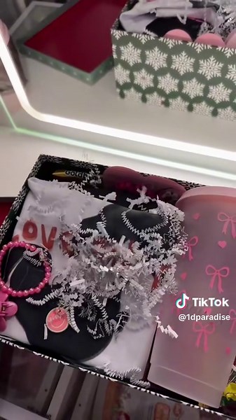 The absolute best gift for directioners this christmas 🎄🚨‼️ Available to full customization with FREE products ⭐️✨ Order your today 🥳 #directioners #onedirection #directionersforever #1dtiktok #onedirectionreunion