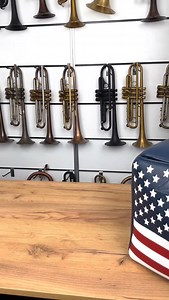 🎺 Trumpet Gig Bag | Double/Triple Case - US Flag 🇺🇸 This gig bag is designed to provide ultimate protection for your trumpet, featuring reinforced side straps, metal legs at the bottom for easy placement, and a soft lining inside. It includes a snap fastener side pocket and internal compartments for mouthpieces and valve oils. The removable partition allows for easy cleaning. 🎧 ASMR Video – Experience the smooth sounds of this premium gig bag! #trumpet #trombabomba #brass #gigbag #mgleatherw