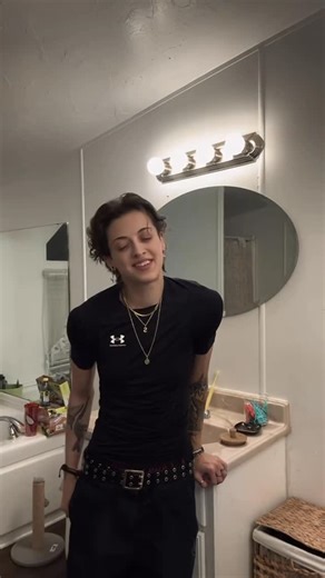 Sierra Locklear on Instagram: "✂️😎✂️ #wlw #masc"