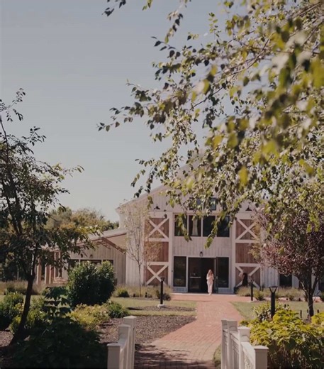 Golden hour on the coast, autumn blooms in sunset shades, and just a hint of disco ✨🌸🍂 This dreamy fall wedding was everything. @paperboysweddings #CoastalWedding #FallWeddingAesthetic #WeddingInspo #DiscoDetails #OrangeAndPinkPalette #LuxuryWeddingVibes #WeddingHighlights