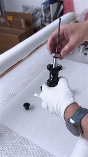 D28 Hub Maintenance: Rear Hub Bearing Installation.#icancycling