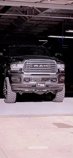 Narcocorridos y Trocas: La Música de Beto Quintanilla