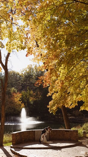 All my wedding packages include an engagement session and here’s why👇: It’s a great way to get comfortable in front of my lens before the wedding day! I love meeting my couples before the big day so they can get a feel for how I pose, edit and deliver my photos. This way, on the wedding day it’s already like we’re old pals 😉 But recently I’ve had a few inquiries where future brides have asked for a discount if I excluded the engagement session 💍. So I want to hear from you guys! Would you rat