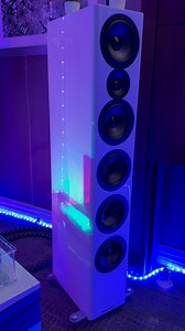 @acousticenergy paired with @geshellilabs Incredibly fun and delightfully affordable compared to most rooms at the HiFi shows and when it’s a Geshelli room, you know it will be a good time! Look for some exciting stuff to come shortly from both Geshelli Labs and Acoustic Energy presented by @fidelityimportsusa | Woodys Soundup