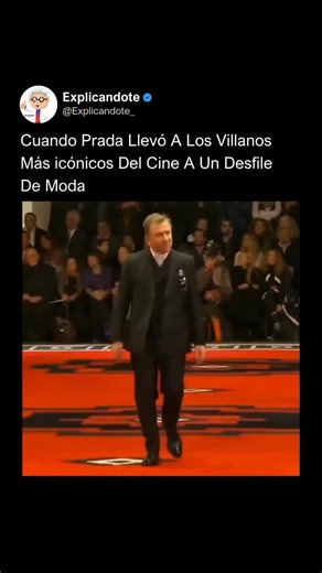 Explicándote on Instagram: "El 15 de enero de 2012, durante la Semana de la Moda Masculina de Milán, Prada presentó uno de los desfiles más impactantes de la historia de la moda masculina: el desfile “Villains”. En lugar de modelos tradicionales, la marca sorprendió al público al poner en escena a grandes nombres del cine conocidos por interpretar a villanos, como Willem Dafoe, Gary Oldman, Adrien Brody, Tim Roth, Jamie Bell y Emile Hirsch. Bajo la dirección creativa de Miuccia Prada, la colecci