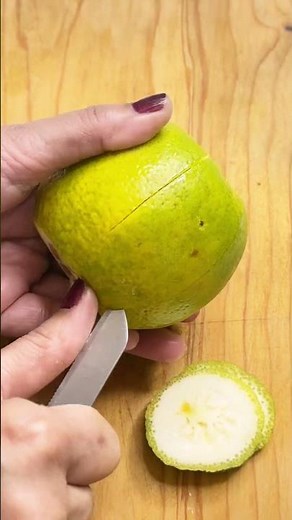 The easiest way to peel an orange you’ll ever see 😍🍊 #LifeHack