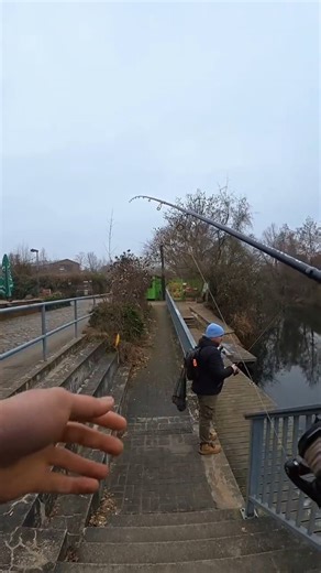 huyuyuyuyuyuyuy on Instagram: "Mit uns ist es entspannt 🎣🤝 #fishing #fishingtiktoks #angeln #fishinglife🎣 #leipzig #winterangeln #hecht #barsch #fisch"