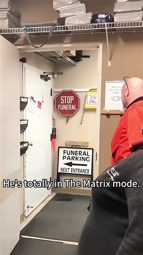 His reaction 😆😆#scareprank #jumpscare #fun #family #fyp | scare prank