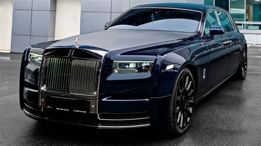 Exploring the details of the beautiful Rolls-Royce long luxury sedan
