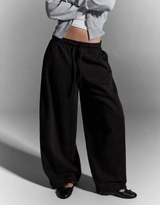 Bershka - Pantalon bouffant en tissu duveteux avec cordons élastiques - Noir | ASOS