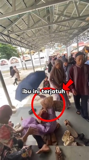 Ibu Ini Terjatuh Sambil Menggendong Bayi Gara-gara Ditarik Oleh Seseorang Saat Berziarah