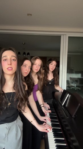 Versão Quatro Mãos de 'Somebody That I Used To Know'