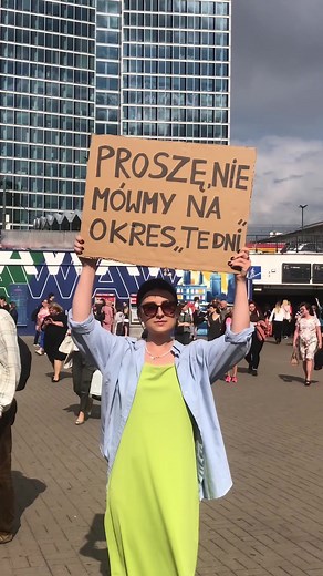 Okres, choć tak naturalny i powszechny, dalej budzi kontrowersje. Nie zgadzamy się na to ❌ Wstajemy do owacji dla każdego, kto słowo „okres” wypowiada głośno, wyraźnie i bez trwogi w sercu! 👏🏼 #yourkaya #yourkayafamily #okrestime #pierwszamiesiaczka #podpaski #miesiączka #menstruacjatonietabu