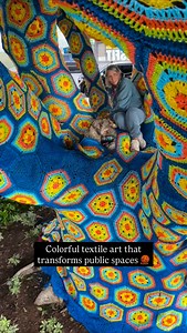 Cielo Tejido is a Mexican art collective dedicated to preserving and sharing traditional textile practices through vibrant, handwoven installations. Rooted in community, heritage, and collaboration, their work brings ancestral techniques into public spaces in a living, contemporary way. When they weave around a tree, the intention is not to cover it, but to listen to it and honor it 🌳. The colors invite passersby to pause, reconnect, and rediscover something they may have stopped noticing in ev