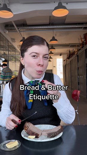 Bread and butter are holy grails of each dinner, but did you know the correct way of eating them according to etiquette? 🥖 #etiquette #etiqueta #tablemanners #howtoeatbread #etiquettetips #elegance #elegantlady