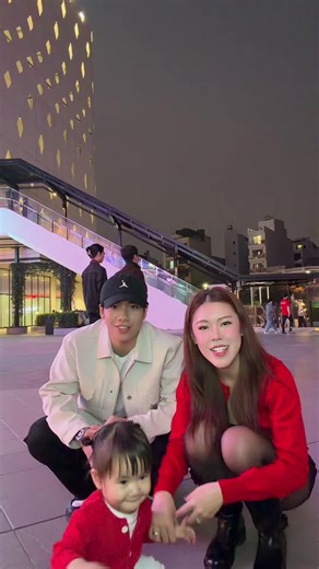 ba mẹ chơi với nhau, con tự chơi nhé #dongcoanh #giadinhhihi | two moms having fun