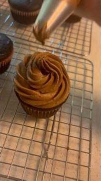 Frosting Cupcakes with Icing Tip and Piping Bag #piping #cupcakes