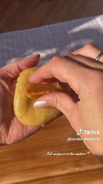 These super chewy and gooey salted caramel cookies are extremely easy to make and I’m gonna show you exactly how 🥰 Ingredients •200 g butter •280 g flour •1 tsp cornstarch •½ Tsp baking soda •½ tsp salt •150 g brown sugar •80 g white sugar •1 egg   1 egg yolk (room temperature) •2 tsp vanilla extract •soft caramel candies (e.g. Werther's Soft, Milka Toffee, Giant Caramel, or similar) •homemade salted caramel sauce 1. Brown your butter in a saucepan over medium heat. 2. Simmer until it foams, tu