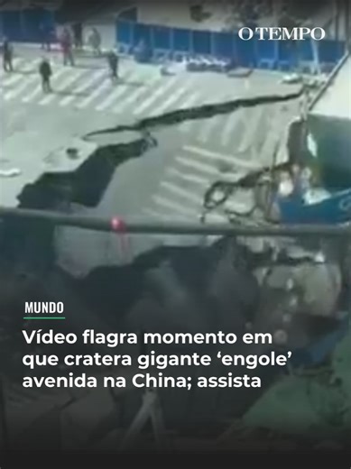 SUSTO EM XANGAI – Imagens dramáticas de câmeras de segurança registraram o momento exato em que uma enorme cratera se abriu e engoliu um trecho de uma avenida movimentada em Xangai, na China. O colapso ocorreu nesta quarta-feira (11/2), no cruzamento das ruas Qixin e Li'an, no distrito de Minhang, e o vídeo viralizou nas redes sociais nesta quinta (12/2). A gravação mostra o asfalto cedendo repentinamente, criando um buraco profundo em questão de segundos. É possível ver pedestres e motoristas r