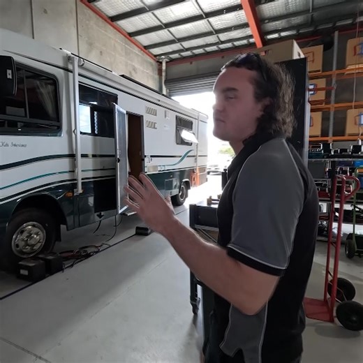 4WD upgrades all round today in the SolarNSat workshop 🛠 PLUS the big Swagman Motorhome for a full lithium conversion ⚡ #solarnsat #sherveypowerproducts #victron #victronenergy | Solar N Sat - Shervey Power Products