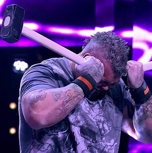 Sledgehammer strength and endurance showdown 💪 Krzysztof Radzikowski (Poland) vs Sean O'Hagan (UK) | Guinness World Records