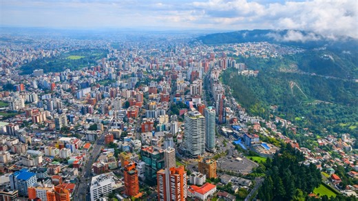 エクアドル・アンデス山脈にそびえる山岳都市