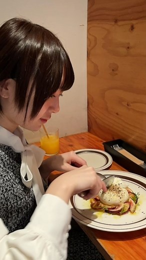 長沢菜々香 on Instagram: "渋谷のチーズスタンド🧀🐄 出来立てチーズ美味しい。 果物のカプレーゼにはまっております！ 週1で食べてる🥰"