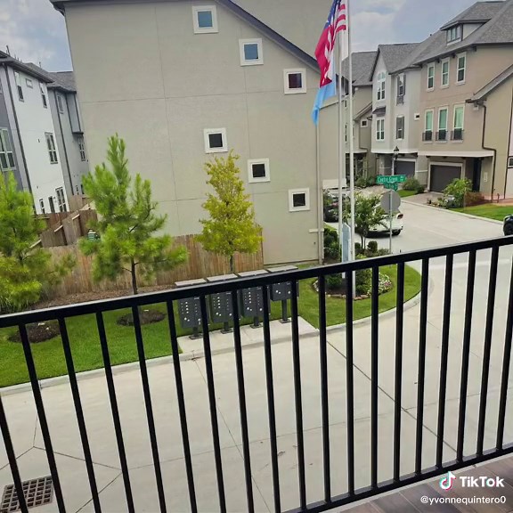 Look at this beautiful 3 story, gated community home ready for its new owner located in the Spring Branch area. For more info on this beautiful home text CPSB to 281-206-8277. #springbranch #houston #gatedcommunity #moveinready