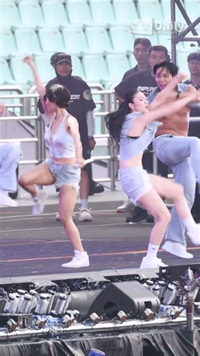 #화사 열정적인 무대 중 무릎에 피...🩸 #HWASA #psy #흠뻑쇼 #summerswag #2026흠뻑쇼 #shorts