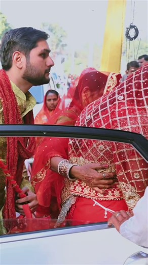 Bride welcome....#newbeginnings #bride #brideentrance #wedding #indianwedding #upkishaadi #bridal