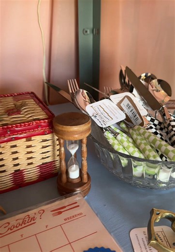 You see an egg timer you must flip it over. #vintageshop #giftshop #orlandofl