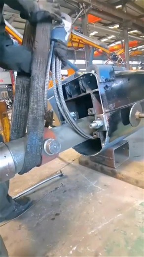 Installing crane telescopic rods.