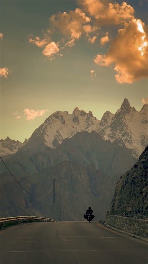 Hunza Mountain Road 😍 | Scenic Drive on KKH 🏔️ #shorts