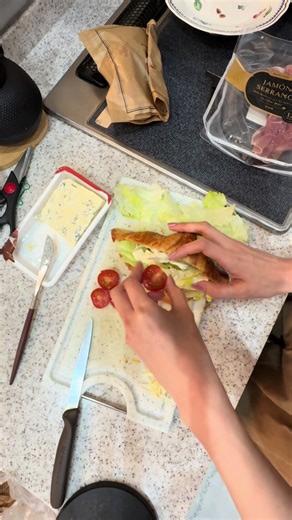 今日のおうちご飯はクロワッサンサンドにしました🥐 ポールのクロワッサン、実は初めて食べたの😆 とってもサクサクでバター感もしっかりしていて美味しかった🤤 ブルーチーズもたっぷり入れて美味しいお食事になりました👏 #旦那弁当 #サンドイッチ #クロワッサン #おうちご飯