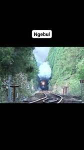 Kereta api uap, asap membumbung tinggi di antara perbukitan #train #railway #railroad #keretaapi | Galeri chanel