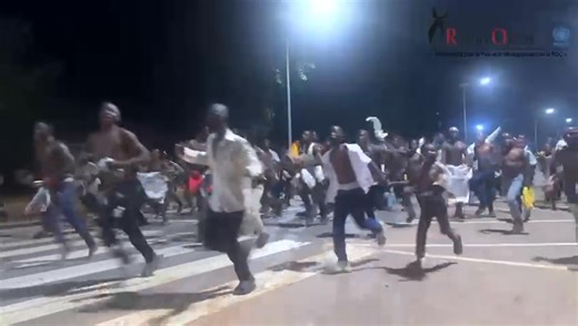 Retour sur l’ambiance à Mbuji-Mayi après la victoire du Real Madrid face au FC Barcelone (2-1), hier dimanche, en match aller de la Liga ( championnat Espagnol). Ici, la joie des fans du Real sur l’avenue Tatu Kanyinda, dans la commune de Bipemba. Pour plus d’infos, abonnez-vous à notre chaine WhatsApp ➡️ https://whatsapp.com/channel/0029VajrR1G9mrGUXbL9Xx3B | Radio Okapi