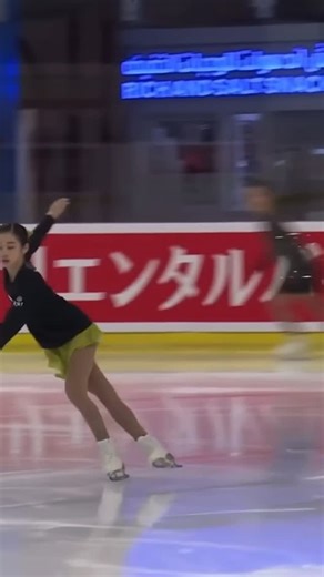 Soyeon Lee on Instagram: "A beautiful single Lutz✨ I started practicing the Lutz jump and am struggling with how to use the outside edge to take off. Jiyu Huh is demonstrating how to slide the edge and then kick to go up⤴️ Jiyu Huh Junior Grand Prix Abu Dhabi 2025 Women short warm up session"