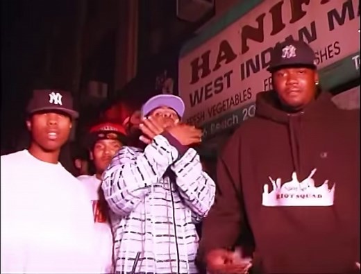 🪡 Stack Bundles #dvdcouture 🎨💿 📹: @jordantowernews • • • #stackbundles #tempertemper #djclue #riotsquad #desertstorm #farrock #farrockaway #newyork #riotinpeace #rap #hiphop #music