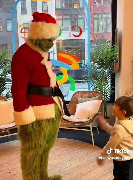 The Grinch say 8 9 now🤣#foryou #universalstudios #grinch #funny #christmas