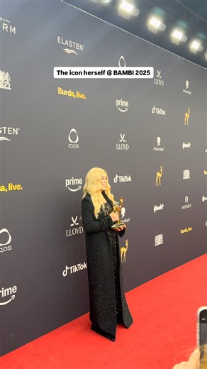 The legend @cher posing with her well deserved BAMBI Award! 🌟 #bambiawards #bambibeiprime #bambi2025 | BAMBI