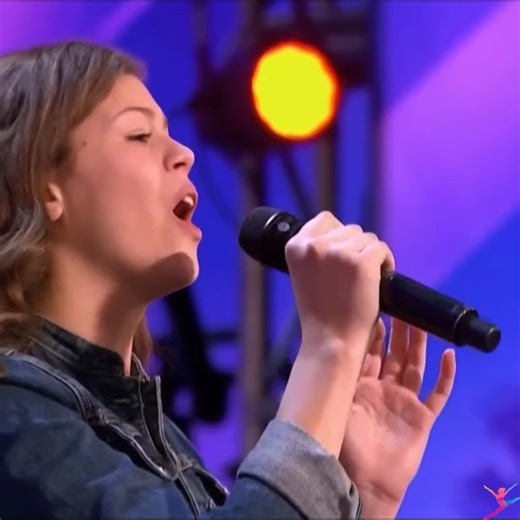 GOLDEN BUZZER! Angelina Green SHOCKING Voice Gives Simon Cowell "Goosebumps Goosebumps" | World Best Talent