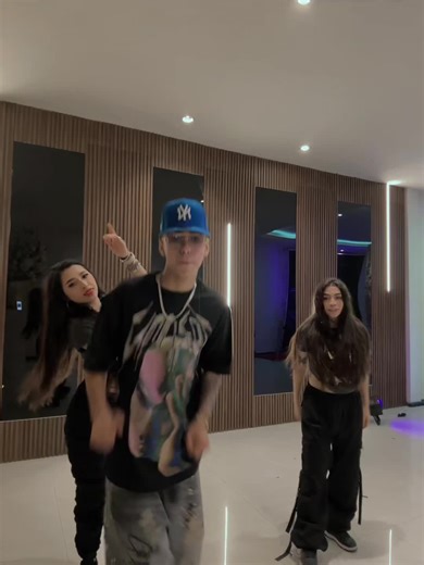 DJ Zoom MX and Hannis LP perform live with Karen in public