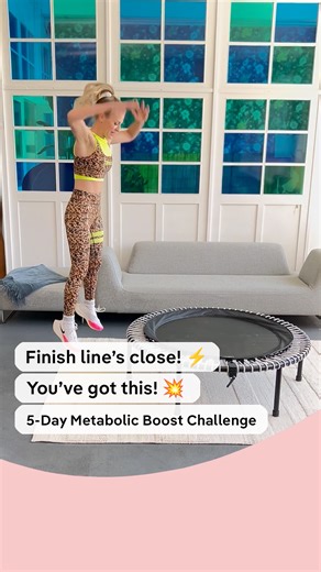 bellicon • Fitness Rebounder on Instagram: "Day 4 of our 5-Day Metabolism Challenge 👉 core and upper body are up next 💪🔥 Here’s your breakdown for today’s workout:⁣ ⁣ 1. Push-ups with knees on mat – 30 seconds⁣ Tip: Place your hands slightly wider than shoulder-width, create a straight line from knees to head, and keep your elbows at about a 45° angle. Lower with control and press the mat away from you.⁣ ⁣ 2. Plank + marching hands – 30 seconds⁣ Tip: Stack your shoulders over your wrists and