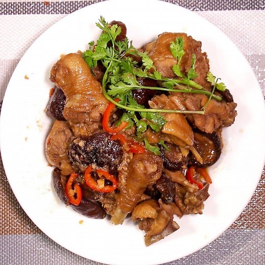 Đổi vị với gà kho nấm đông cô (nấm hương) Công thức: https://bepxua.vn/cong-thuc-lam-mon-ga-kho-nam-dong-co-ngon-tuyet-hao/ | BepXua
